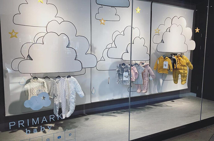 Primark婴儿橱窗展示,展示云朵和衣物的照片