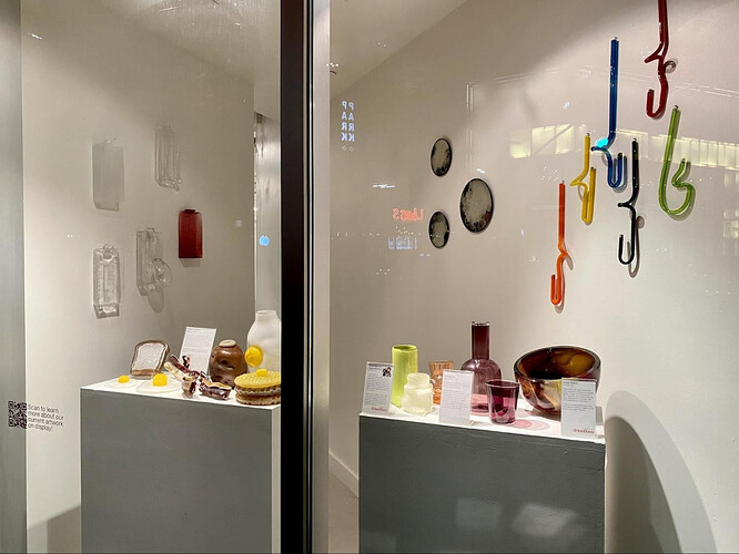 UrbanGlass橱窗展示的照片