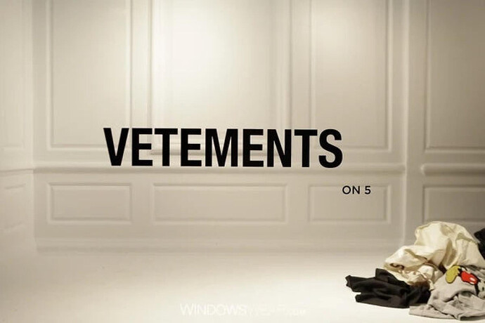 Vetements橱窗展示的照片