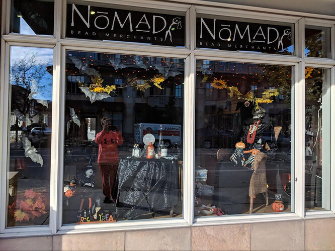 Nomad Beads橱窗展示的照片