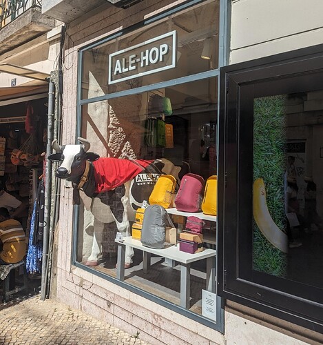 ALE-HOP橱窗展示的照片