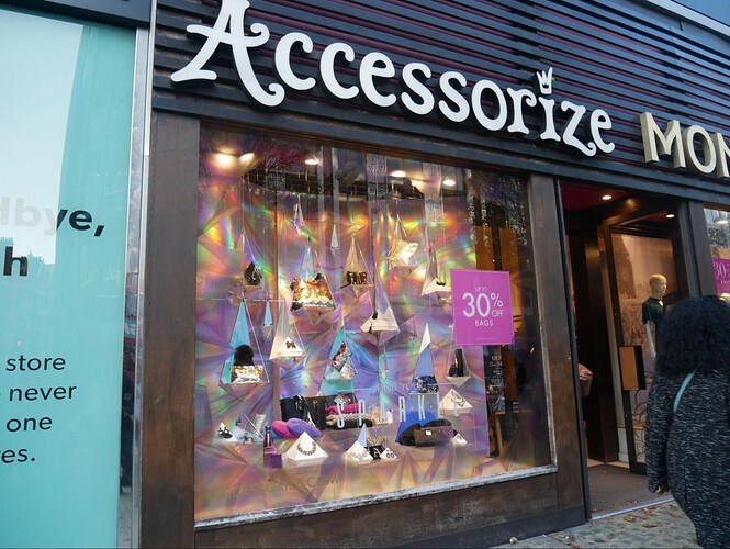 Accessorize橱窗展示的照片