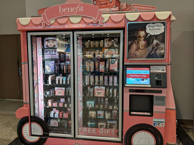 售卖美容产品的Benefit自动售货机照片