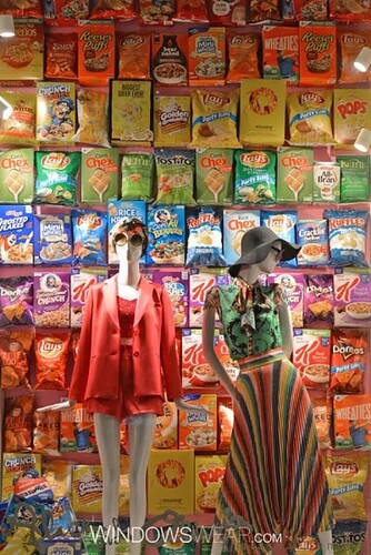 Alice + Olivia橱窗展示的照片